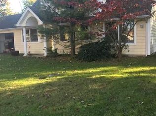 100 Winter Ln, Hicksville, NY 11801