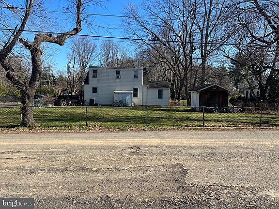 3rd image of 1331 Gordon Ln