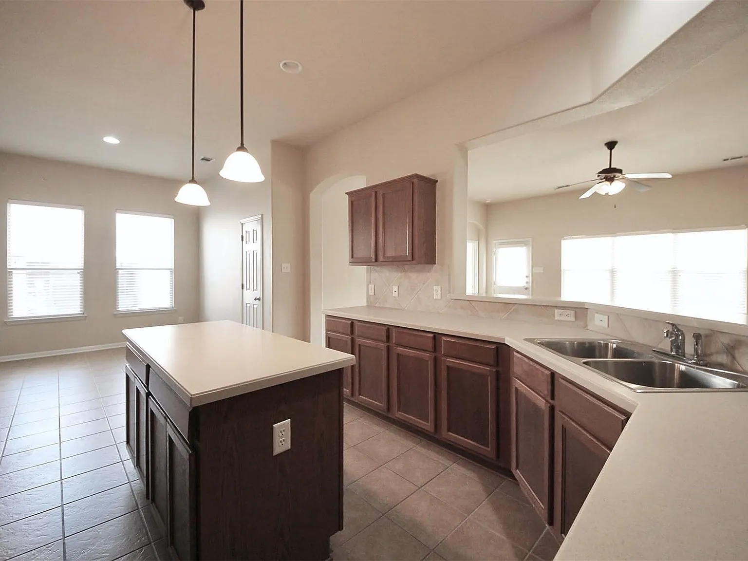 3 bed, 2.0 bath, 2045 sqft, $2,095 — Photo 3