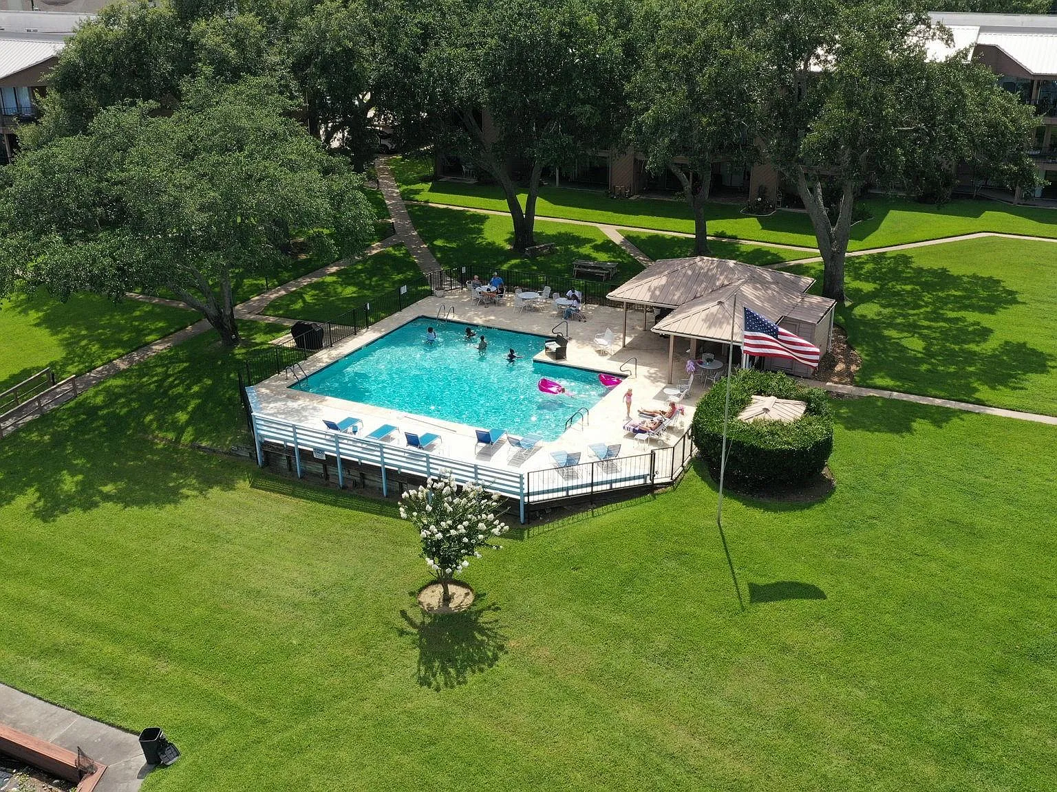 1 bed, 1.0 bath, 848 sqft, $1,300 — Photo 3