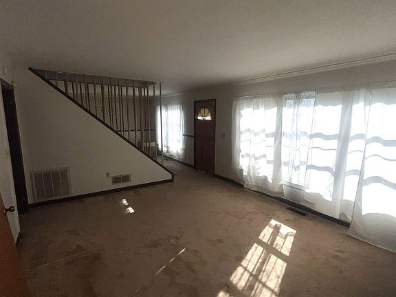 5th image of 819 Pine Creek Dr