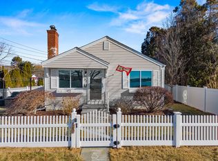 97 Niantic River Rd, Waterford, CT 06385