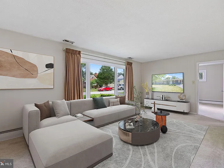 8005 Woodholme Cir — Photo 5