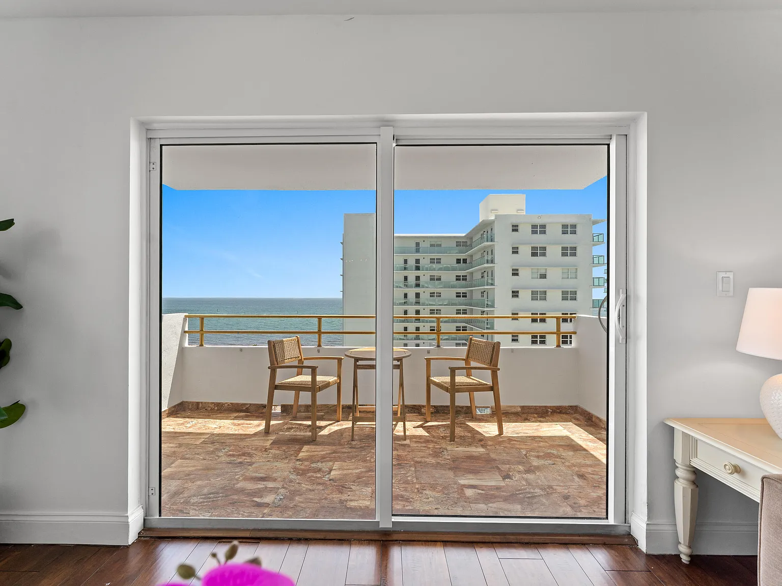 2 bed, 2.0 bath, 975 sqft, $3,200 — Photo 2