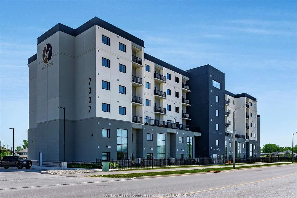 1 bed, 1.0 bath, 722 sqft, $1,900 — Photo 1