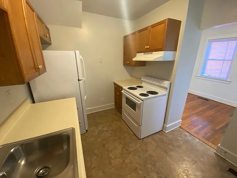 1409 Clarendon St #A — Photo 5