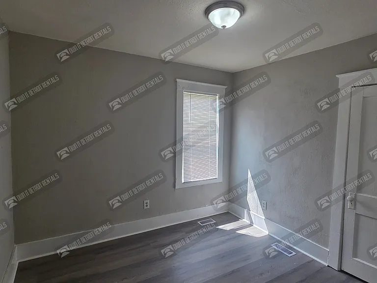 7210 Rivard Ave — Photo 6