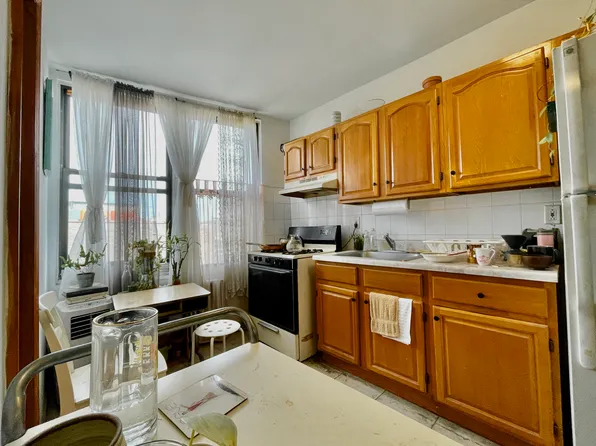 98 Kingsland Avenue image 1 of 6