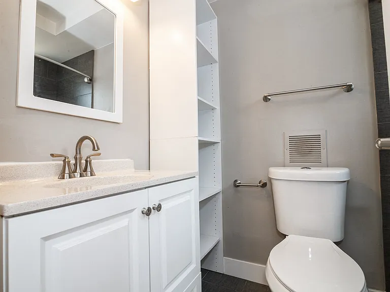 Clay Street Apartments — Photo 35