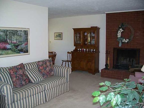 2nd image of 32 Fern Ln