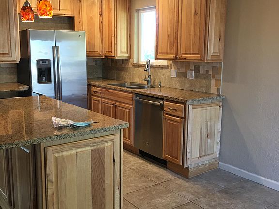 2nd image of 916 Castlewood Dr APT 4