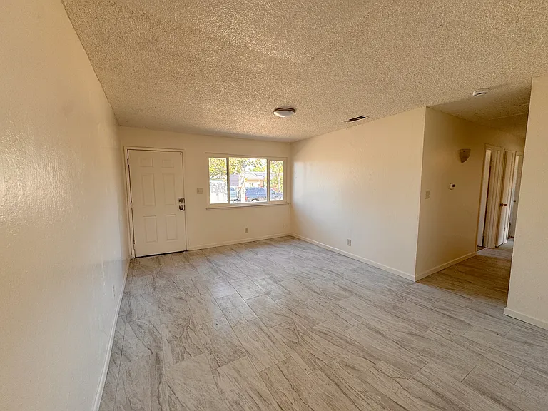 4600 N Prospect Ave — Photo 2