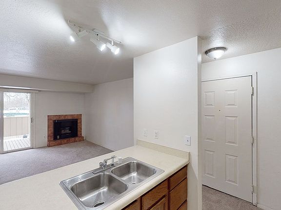 Russian Jack Apartments - Kitchen