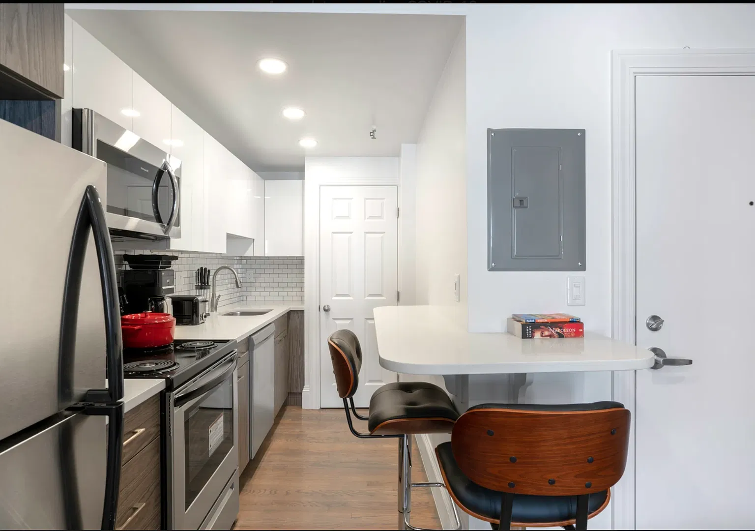 Charming Back Bay One Bed - No Broker Fee! — Photo 2