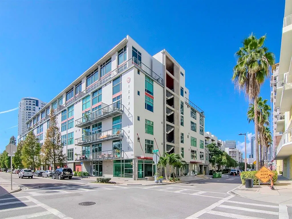 1 bed, 1.0 bath, 899 sqft, $3,300 — Photo 1