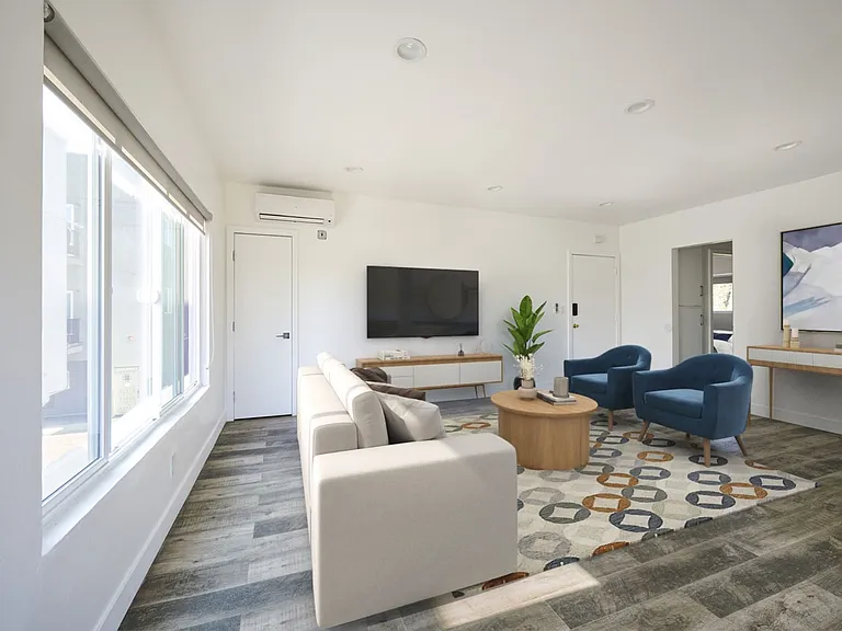 1333 W 36th Pl — Photo 2