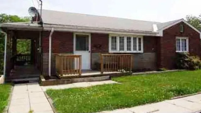 2362 E Beckert Ave photo 1