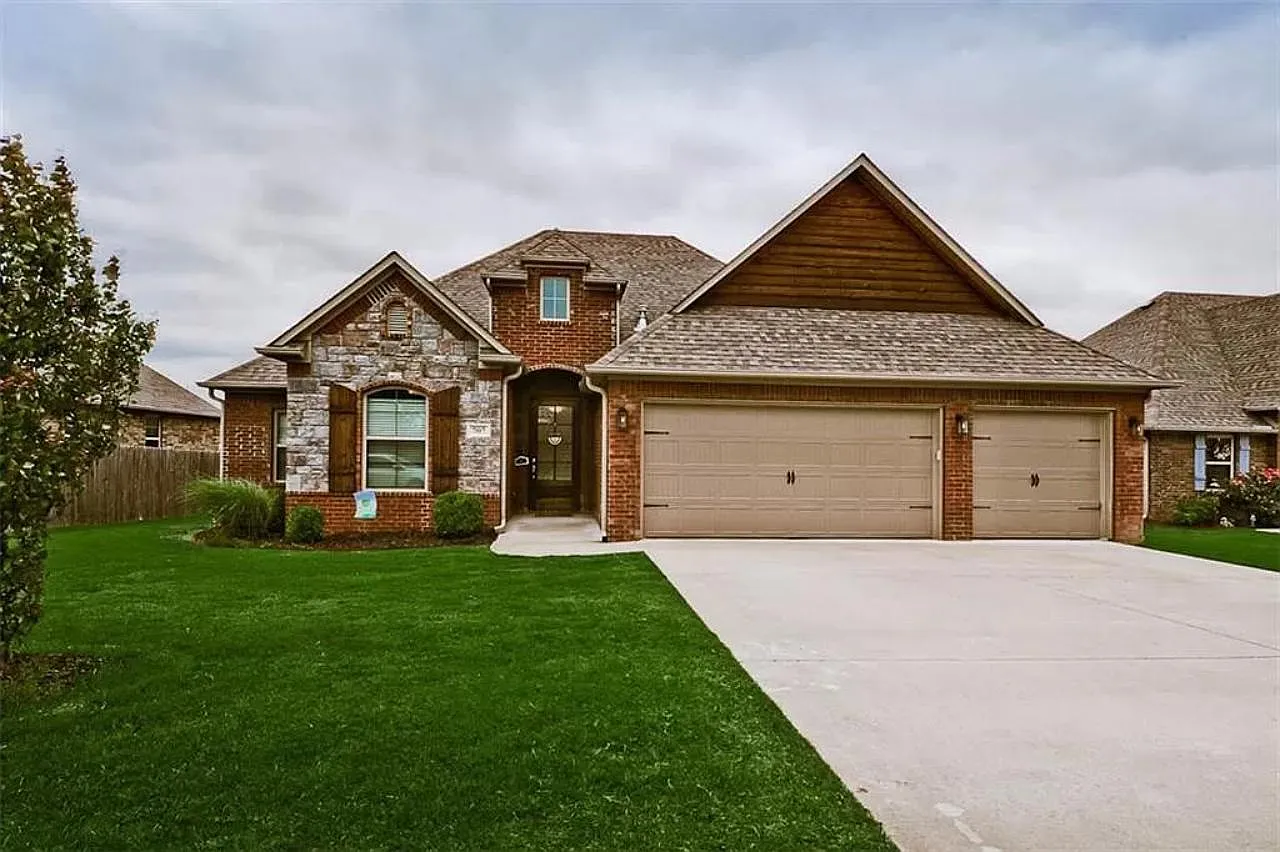 4 bed, 3.5 bath, 2438 sqft, $2,800 — Photo 1