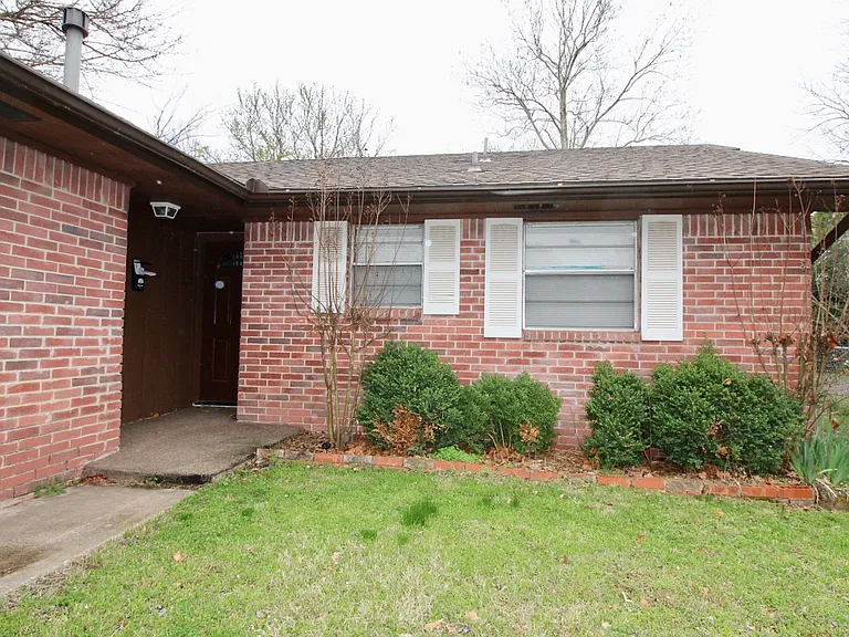 2124 Allenhurst St — Photo 2