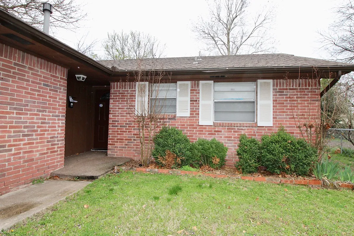 Building Photo - 2124 Allenhurst St
