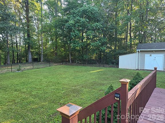 3rd image of 1190 Landsdowne Dr