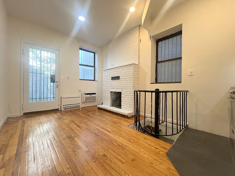 255 E 10th St #1C — Photo 2