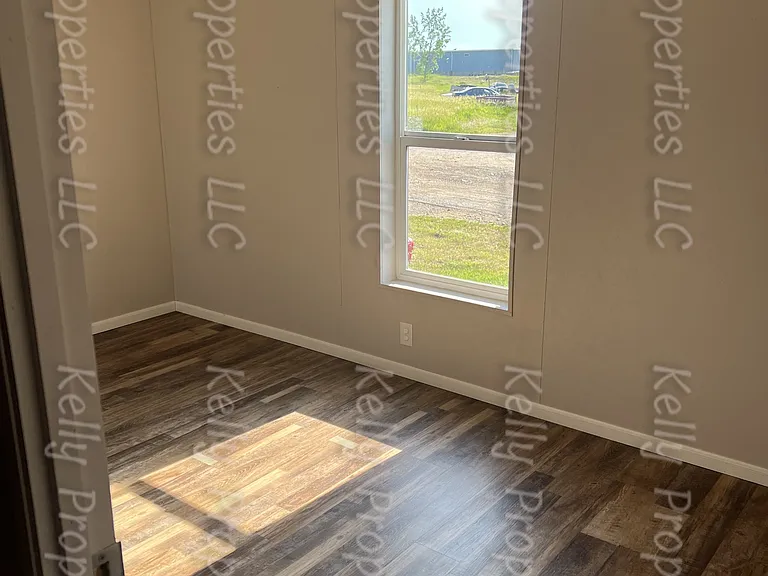 546 34th Ave NW — Photo 3
