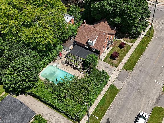 3rd image of 285 Albert St