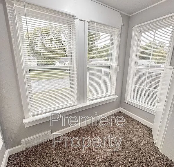 422 S Hocker Ave — Photo 4