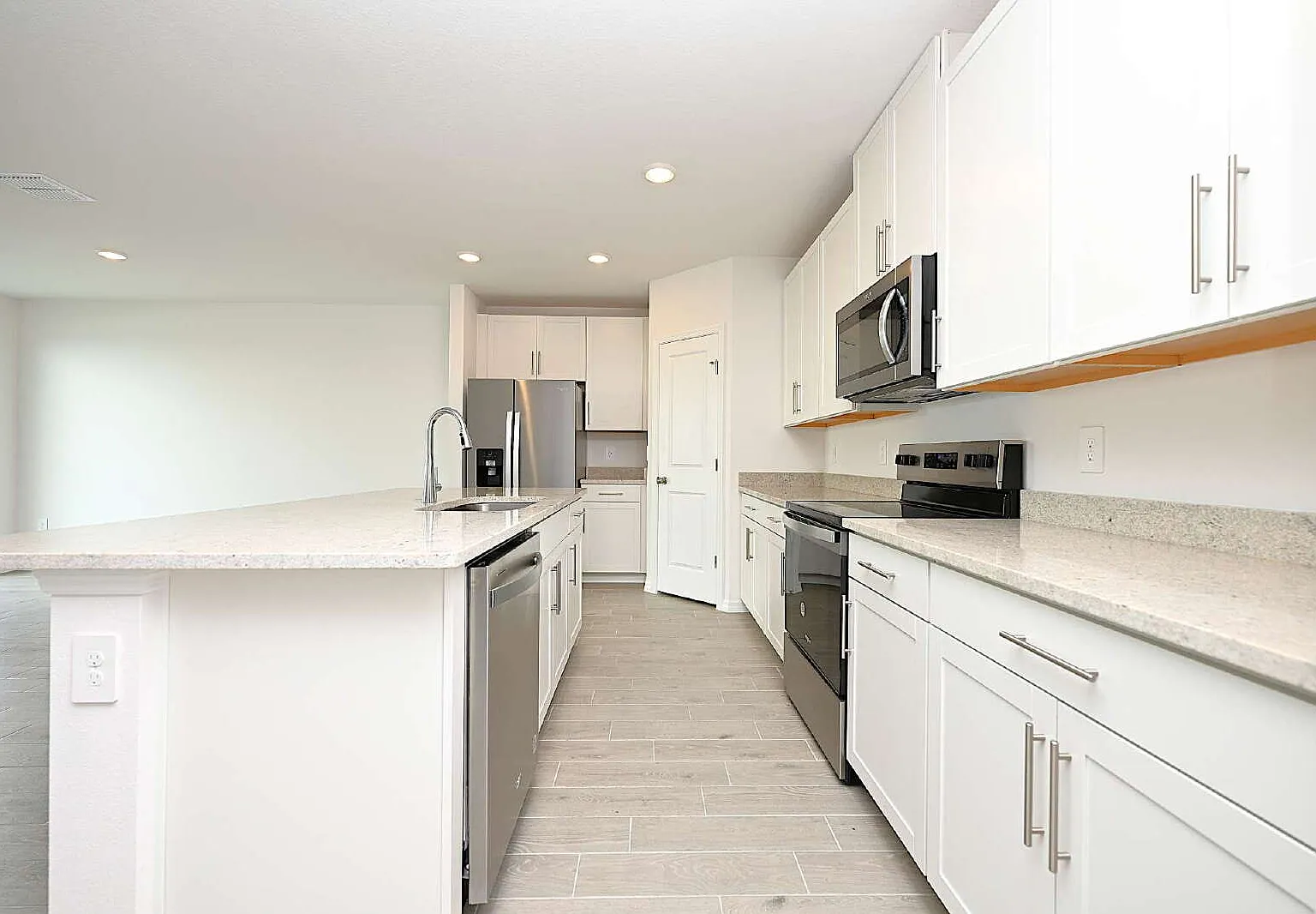 4 bed, 2.0 bath, 1838 sqft, $2,360 — Photo 4
