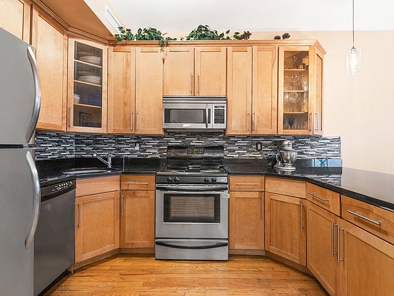 4th image of 965 Kent Ave APT B1