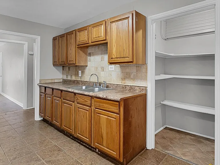 2712 Mitchell Ave — Photo 6