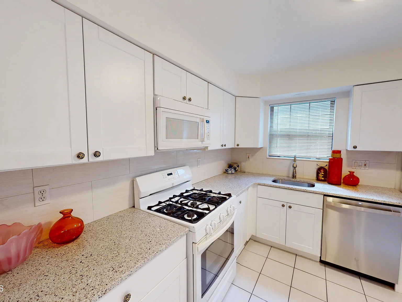 3 bed, 2.5 bath, 1564 sqft, $3,300 — Photo 2