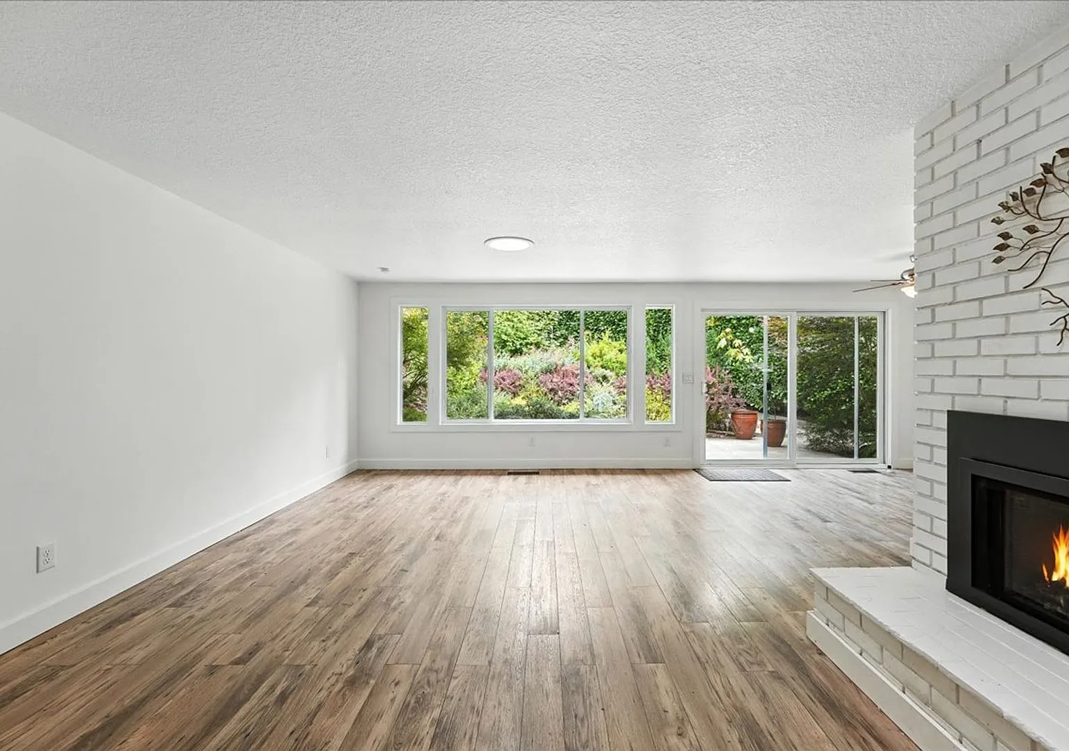 Charming Single-Level 3-Bedroom Home for Rent in West Linn! — Photo 3