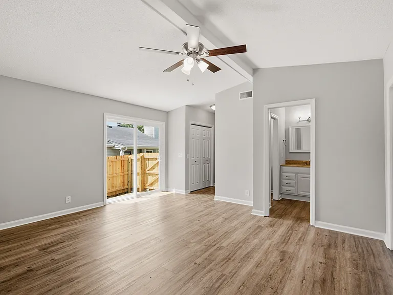 944 Patio Dr — Photo 3