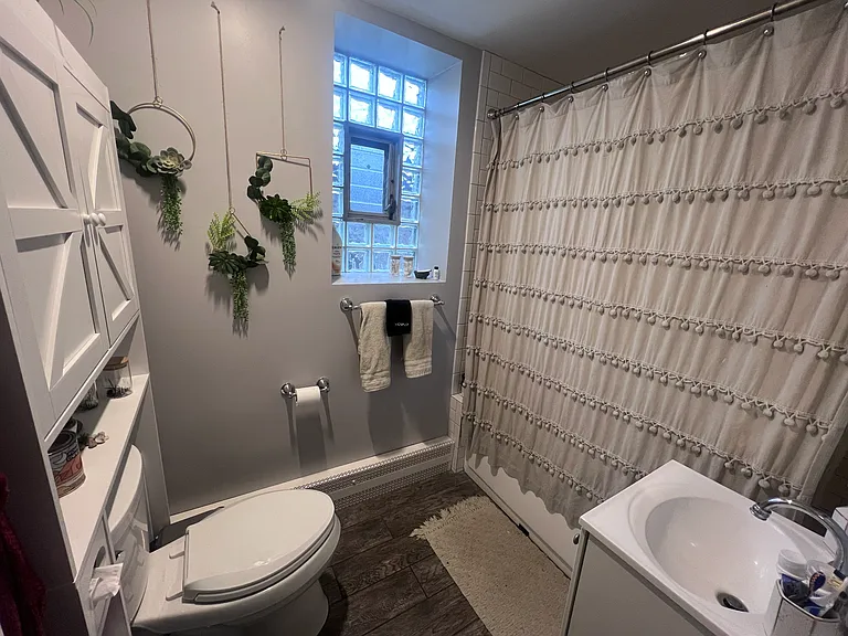 bathroom with tub/shower