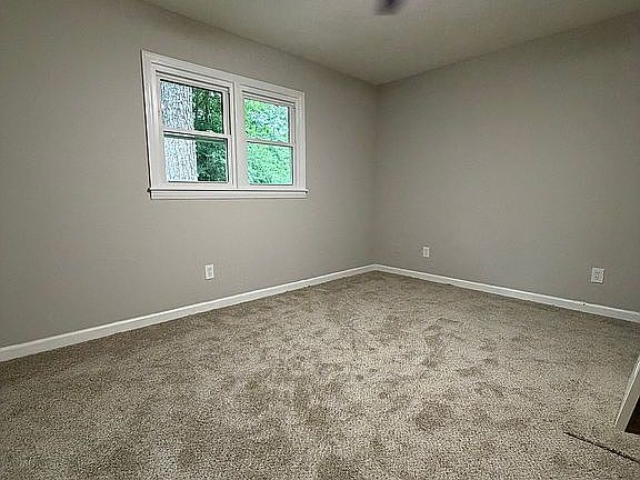 5th image of 922 Linda Ln