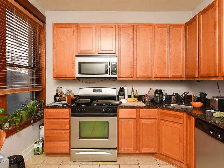 1358 W Barry Ave #W2 — Photo 2