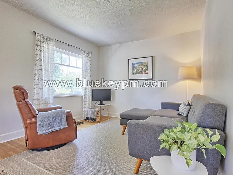 5271 NE 30th Ave — Photo 3
