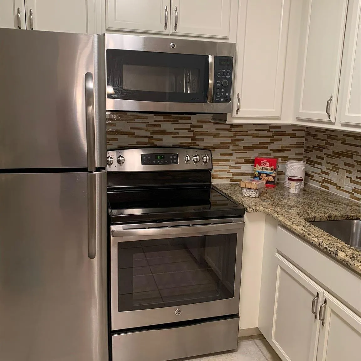 1 bed, 1.5 bath, 702 sqft, $1,550 — Photo 2