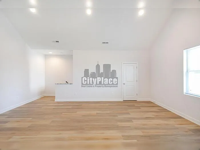 1135 W 21st St — Photo 7