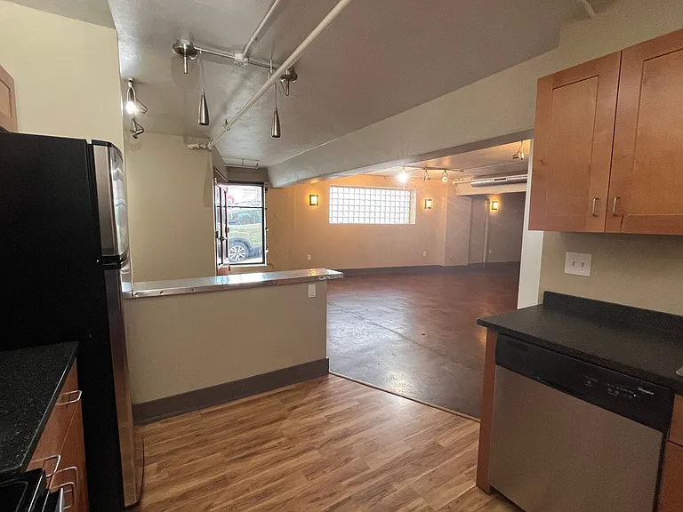 401 Campbell Ave SW — Photo 3