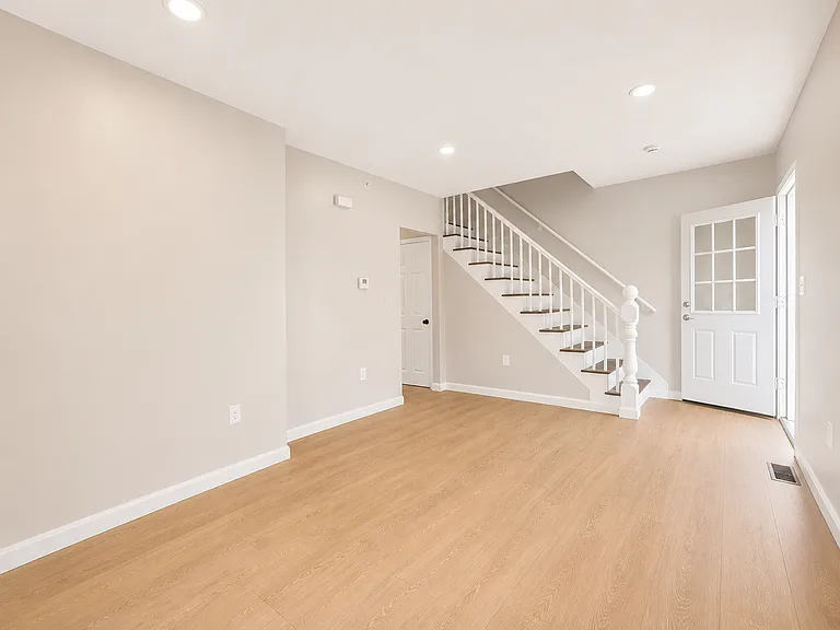 8 Lawton Pl — Photo 2