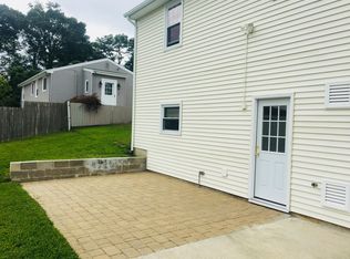 8 Hospital Rd, Riverside, RI 02915