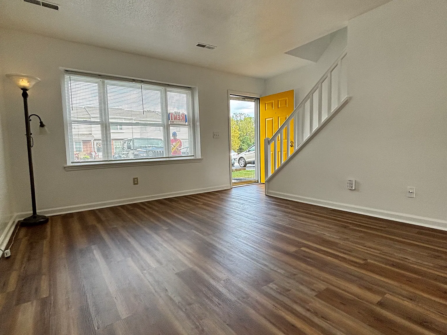 2 bed, 1.5 bath, 976 sqft, $1,300 — Photo 3