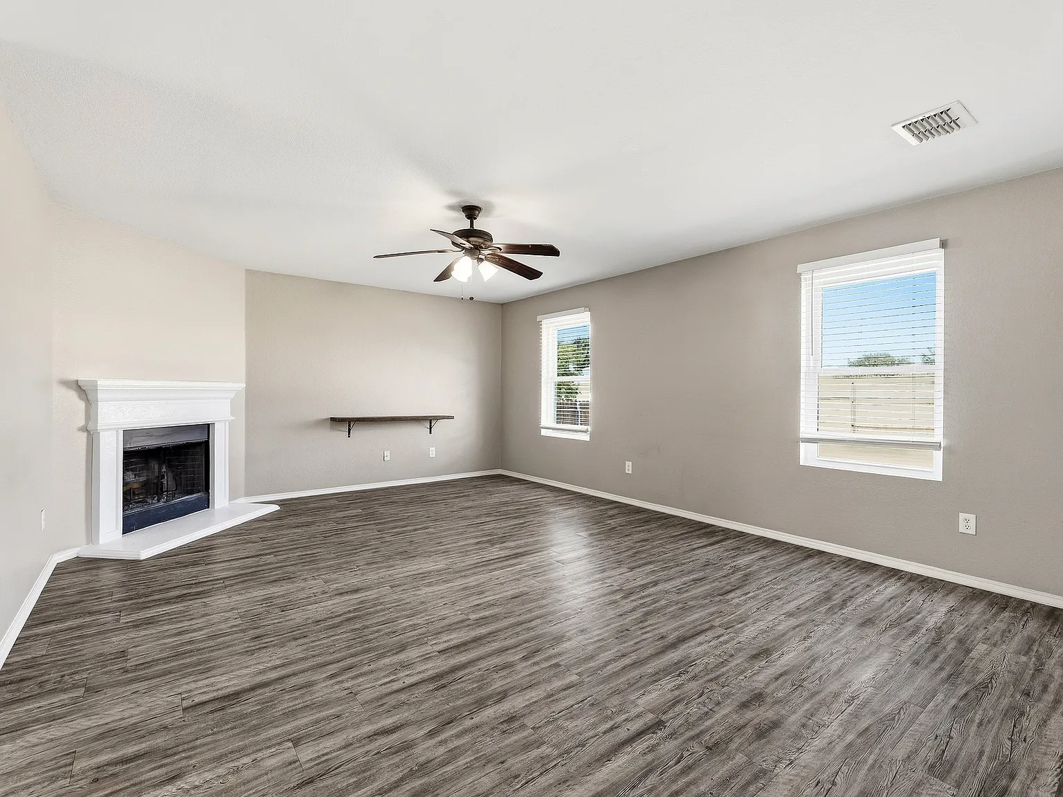 4 bed, 2415 sqft, $2,500 — Photo 4
