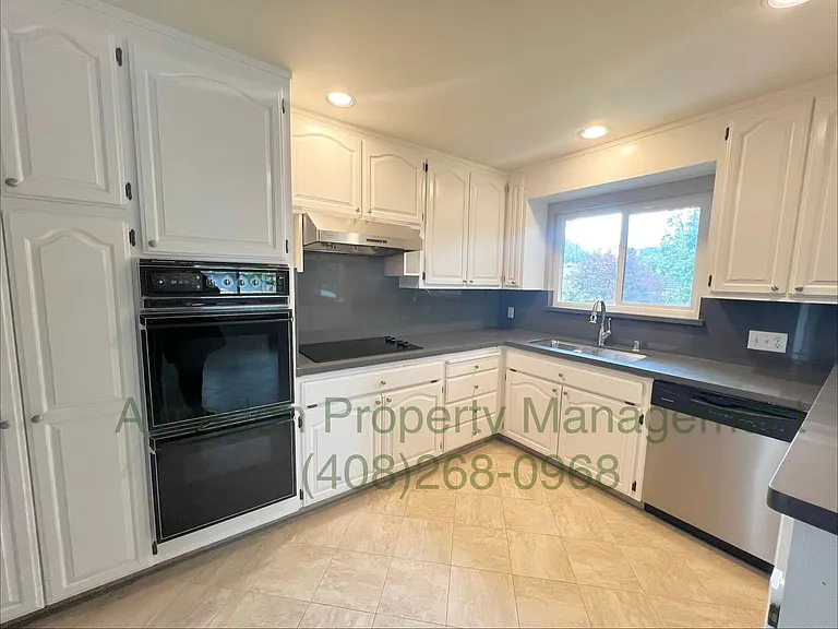 1096 Polk Ave — Photo 5