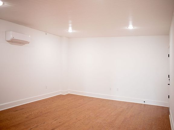 4th image of 212 W 9th St APT 204