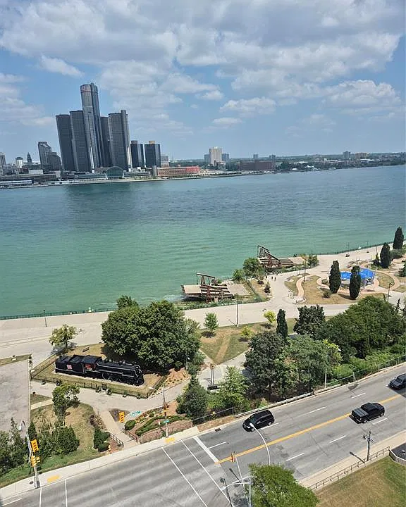 75 Riverside Dr E #1706