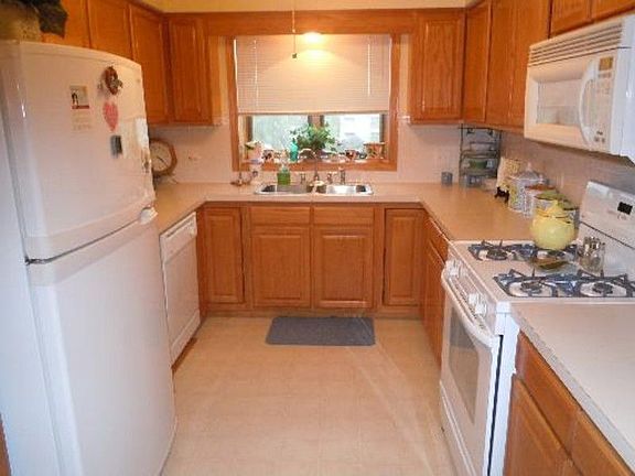 3rd image of 5555 N Cumberland Ave Unit 404